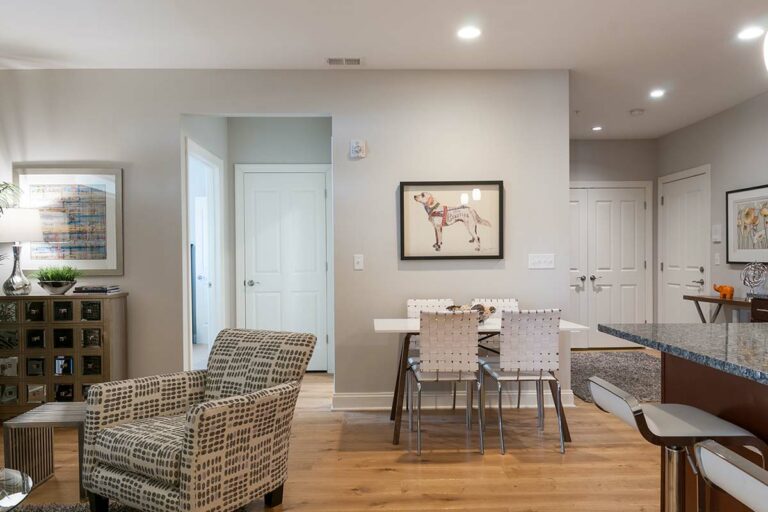 The Metropolitan East Goshen Estates - Apartment interior dining area