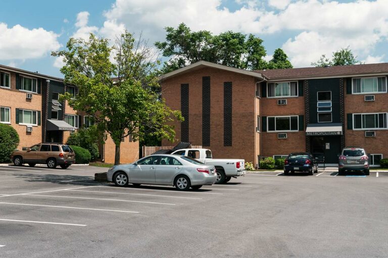 The Metropolitan Manayunk Hill - exterior building and parking lot