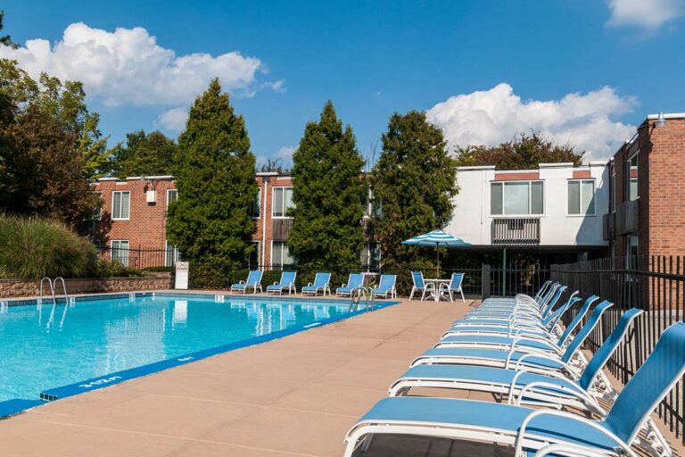 The Metropolitan Roxborough - swimming pool with lounge chairs