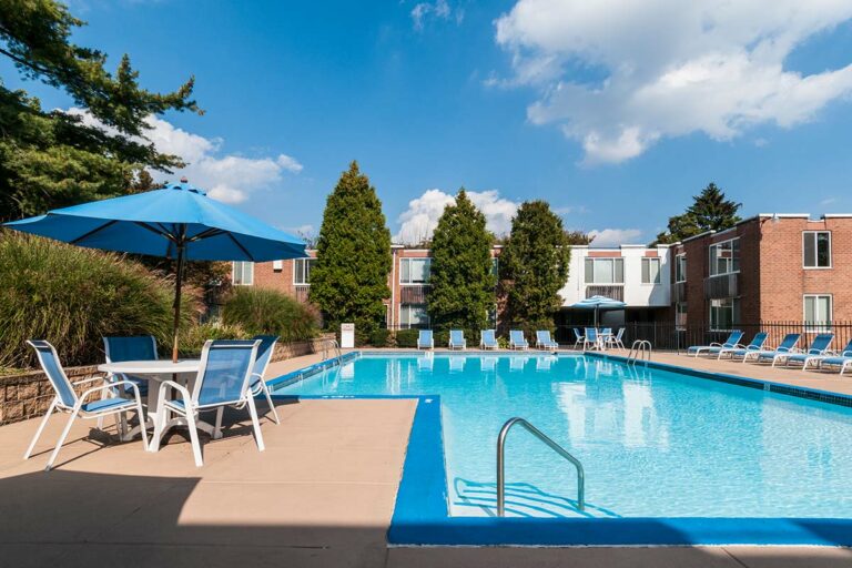 The Metropolitan Roxborough - swimming pool with lounge chairs and tables