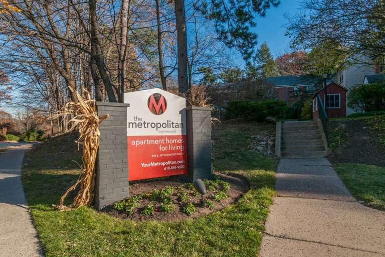 The Metropolitan Wynnewood - property sign and exterior